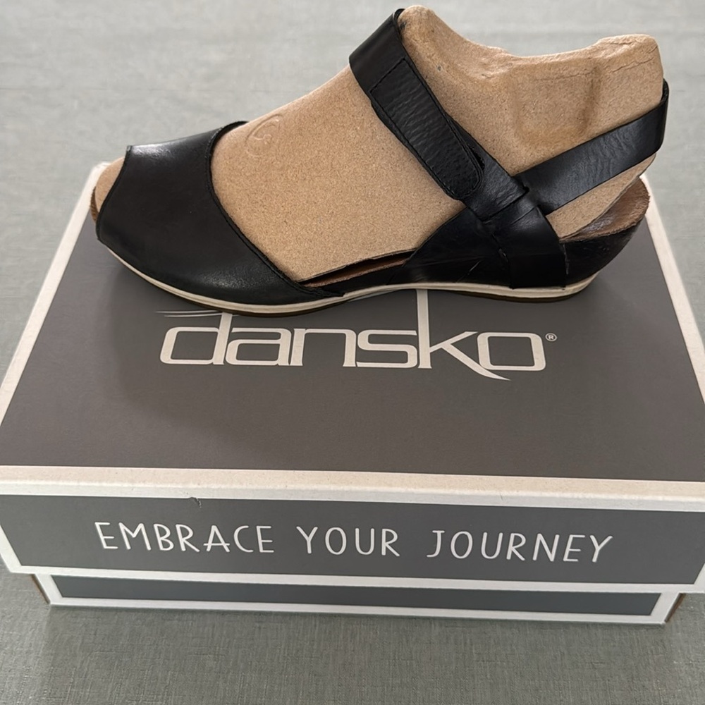 Dansko Brand Black Women's Sandals size 37 European sizing) Compares to 7M.
EUC. - Picture 2 of 9